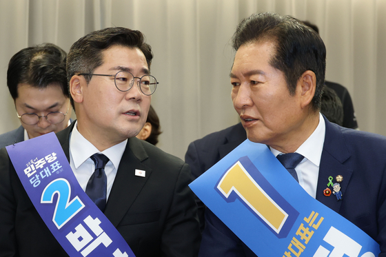 더불어민주당 정청래(오른쪽), 박찬대 당대표 후보가 20일 오후 서울 여의도 중앙당사에서 열린 '당대표 및 최고위원 선출을 위한 영남권 합동연설회'에서 대화하고 있다. 뉴스1