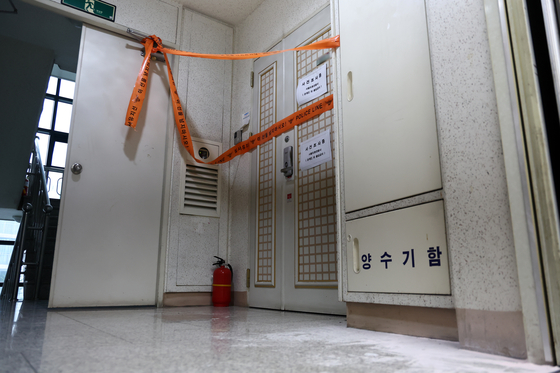 21일 인천에서 사제 총기를 발사해 가족을 숨지게 한 피의자의 주거지에 폴리스 라인이 설치돼 있다. 연합뉴스