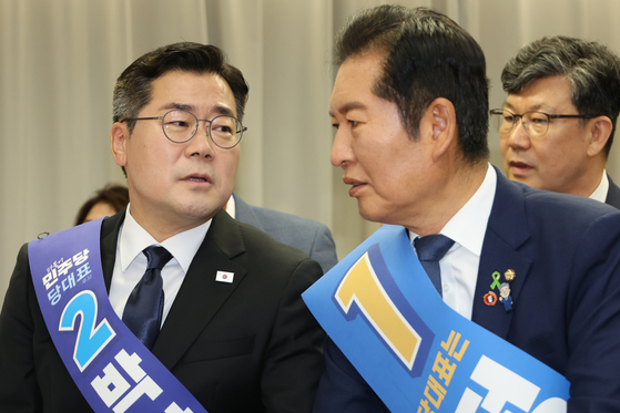 더불어민주당 당 대표 선거에 출마한 정청래(오른쪽), 박찬대 후보는 추석 전 검찰개혁 입법 완수를 공약했다. 연합뉴스