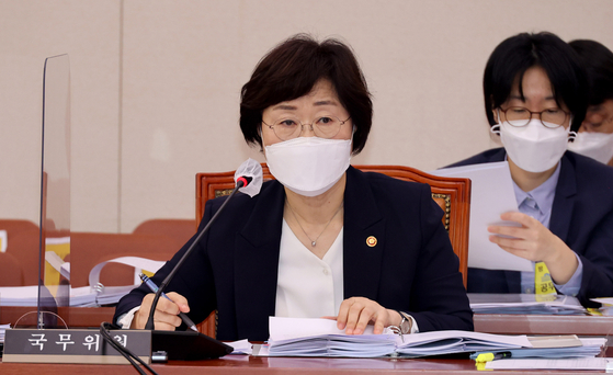 2021년 10월 22일 정영애 당시 여성가족부 장관이 서울 여의도 국회에서 열린 여성가족위원회의 여성가족부 등에 대한 국정감사에 출석해 의원들의 질의에 답변하고 있다. 뉴스1