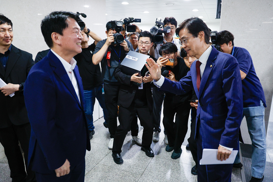 안철수 국민의힘 의원(왼쪽)이 21일 오전 서울 여의도 국회 소통관에서 현안 기자회견을 마친 뒤 당대표 출마 선언을 앞둔 조경태 의원과 인사하고 있다. 뉴스1