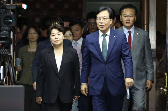 송언석 국민의힘 비상대책위원장 겸 원내대표와 윤희숙 혁신위원장이 9일 오후 서울 여의도 국회에서 열린 의원총회에 참석하고 있다. 뉴스1
