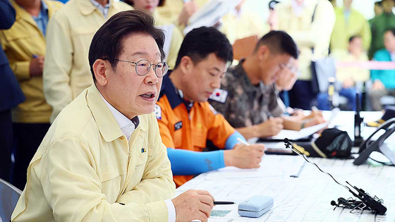 이재명 대통령이 21일 경남 산청읍행정복지센터 주차장에 마련된 호우 피해 통합지원본부에서 피해상황에 대해 질문을 하고 있다. 김현동 기자