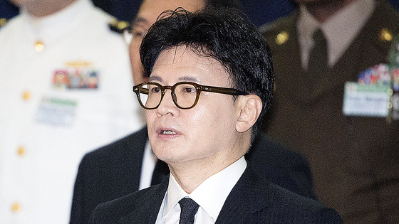 한동훈 국민의힘 전 대표가 6월 29일 경기도 평택시 해군 2함대사령부 충무동산에서 열린 '제2연평해전 승전 23주년 기념식'에서 애국가를 제창하고 있다. 연합뉴스