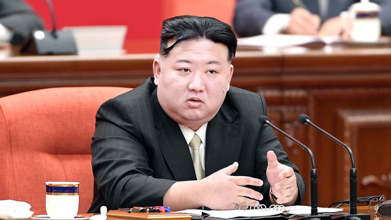김정은 북한 국무위원장이 2023년 12월 당중앙위원회 본부청사에서 진행한 노동당 중앙위원회 제8기 제9차 전원회의에 참석해 발언하는 모습. 노동신문, 뉴스1