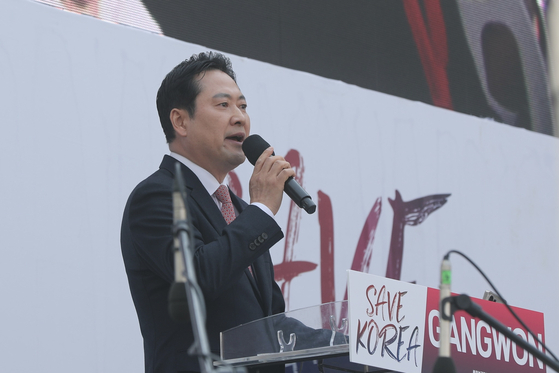 지난 3월 22일 강원도청 앞에서 개신교 단체 '세이브코리아' 주최한 윤석열 전 대통령 탄핵 반대 집회에서 국민의힘 장동혁 의원이 발언하고 있다. 연합뉴스