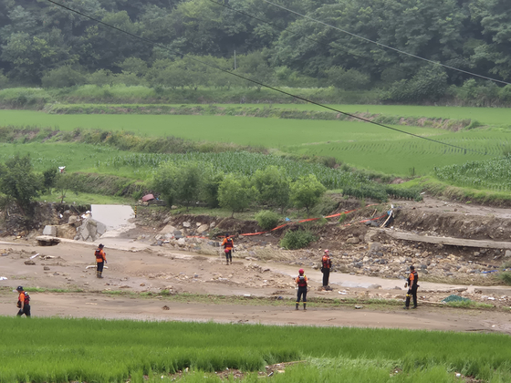 21일 오전 경남 산청군 모고리 모고마을 아래 하천에서 소방대원들이 흩어져 실종자를 찾고 있다. 지난 19일 역대급 폭우로 이 마을에선 70대 남성이 토사에 휩쓸려 실종됐다. 안대훈 기자