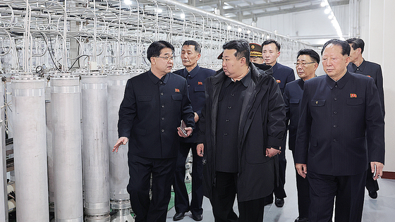 지난 1월 29일 핵물질 생산기지와 핵무기연구소를 현지지도 중인 김정은 북한 국무위원장. 조선중앙통신=연합뉴스