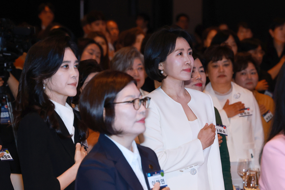 이재명 대통령의 배우자 김혜경 여사가 지난 1일 서울 중구 신라호텔 다이너스티홀에서 열린 제4회 여성기업주간 개막식에 참석해 국기에 경례하고 있다. 왼쪽은 이부진 호텔신라 사장. 연합뉴스