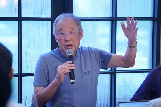 류진 한국경제인협회 회장이 18일 제주의 한 식당에서 열린 ‘2025 한경협 경영자 제주하계포럼' 기자간담회에서 발언하고 있다. 사진 한경협