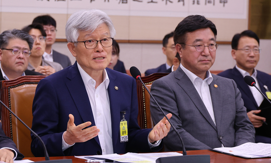 최동석 인사혁신처장이 22일 국회에서 열린 법제사법위원회 전체회의에서 의원질의에 답하고 있다. 오른쪽은 윤호중 행안부장관. 임현동 기자 