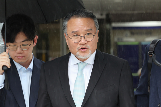 이일준 삼부토건 회장이 17일 서울중앙지법에서 구속 전 피의자 심문(영장실질심사)을 마친 뒤 법정을 나서고 있다.   연합뉴스