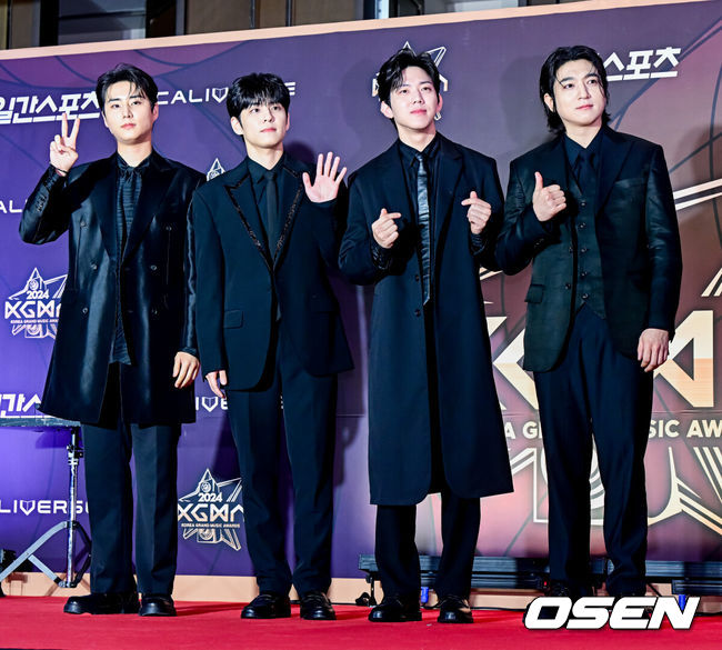 [OSEN=지형준 기자] 17일 오후 인천 중구 운서동 인스파이어 아레나에서 '제1회 코리아 그랜드 뮤직 어워즈(2024 KGMA)'가 열렸다.'2024 KGMA'는 새로운 K팝 축제를 표방하는 시상식으로 배우 남지현과 뉴진스 하니, 에스파 윈터가 MC로 호흡을 맞춘다.가수 데이식스가 포즈를 취하고 있다. 2024.11.17 / jpnews@osen.co.kr