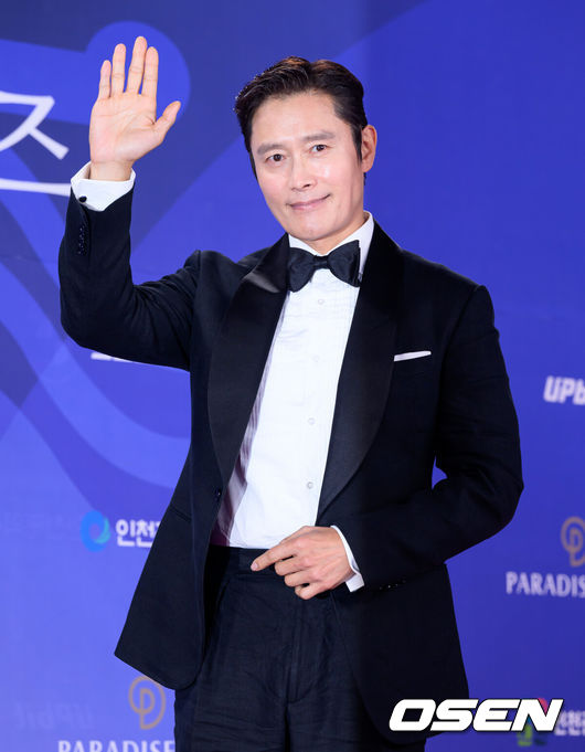 [OSEN=이대선 기자] 제4회 청룡시리즈어워즈 레드카펫 및 포토월 행사가 18일 인천 파라다이스시티에서 열렸다.청룡시리즈어워즈는 2022년 대한민국 최초로 시도된 오리지널 스트리밍 시리즈를 대상으로 하는 시상식이다. 사회는 전현무와 임윤아로 4년 연속 호흡을 맞춘다.배우 이병헌이 레드카펫을 밟고 있다. 2025.07.18 /sunday@osen.co.kr  