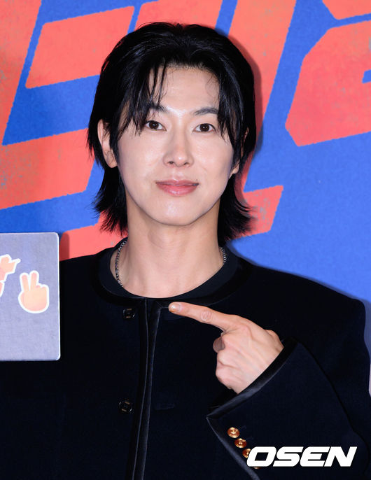 [OSEN=이대선 기자] 12일 오후 서울 CGV 용산아이파크몰에서 영화 ‘베테랑2’(감독 류승완) VIP시사회가 열렸다.‘베테랑2’는 나쁜 놈은 끝까지 잡는 베테랑 서도철 형사(황정민)의 강력범죄수사대에 막내 형사 박선우(정해인)가 합류하면서 세상을 떠들썩하게 한 연쇄살인범을 쫓는 액션범죄수사극으로 오는 13일 개봉된다.그룹 동방신기 유노윤호가 포토타임을 가지고 있다. 2024.09.12 / sunday@osen.co.kr