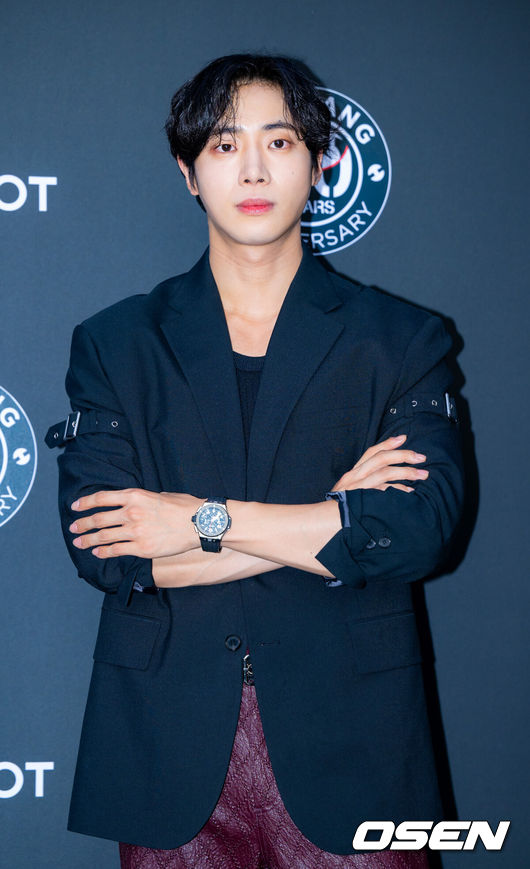 [OSEN=민경훈 기자] 11일 오후 서울 성동구 왕십리의 한 복합문화공간에서 열린 스위스 시계 브랜드 컬렉션 이벤트 포토콜 행사가 열렸다.이날 가수 카이(엑소), 이창섭(비투비), 미야오(MEOVV), 배우 김선호, 추영우, 모델 신현지가 참석해 자리를 빛냈다.배우 추영우가 포토타임을 가지고 있다. 2025.06.11 / rumi@osen.co.kr