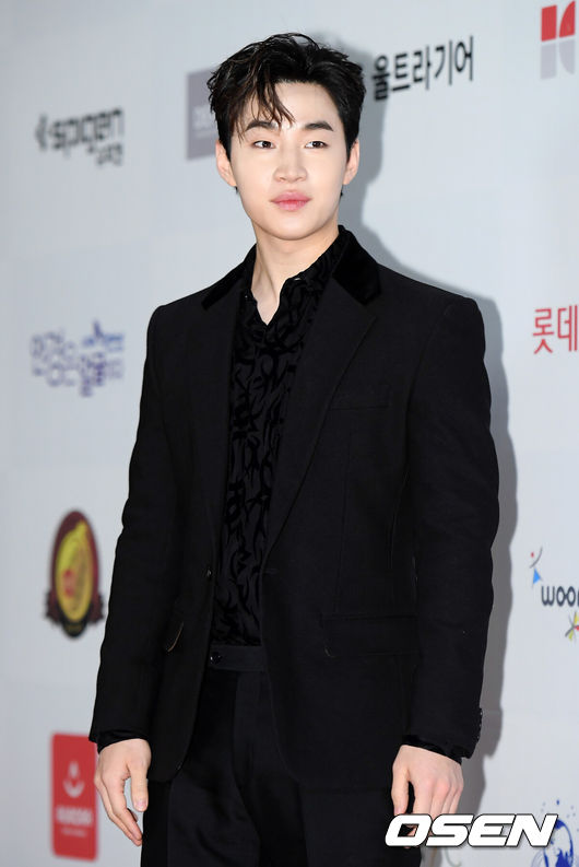 [OSEN=조은정 기자] 17일 오후 서울 영등포구 콘래드 서울 호텔에서 '2020 대한민국 퍼스트브랜드 대상' 포토월 행사가 열렸다.가수 헨리가  포즈를 취하고 있다. /cej@osen.co.kr