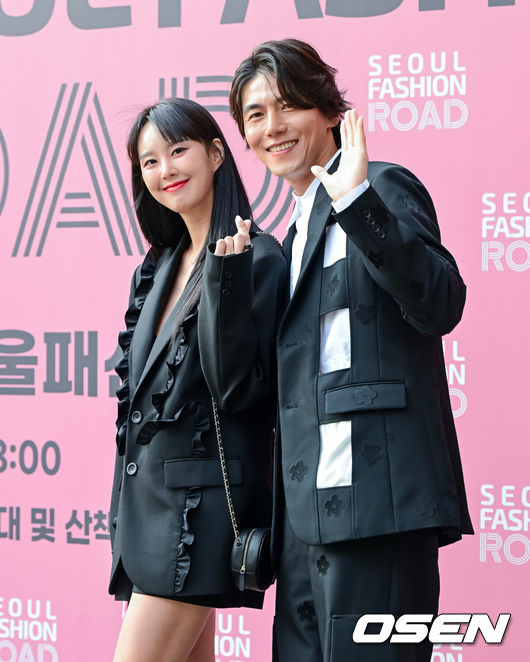 [OSEN=지형준 기자] 31일 오후 서울 송파구 석촌호수에서 '서울패션로드2024 at 석촌호수' 포토콜 행사가 열렸다.‘서울패션로드’는 한류 열풍이 전 세계로 확산되며 K-콘텐츠에 대한 세계적인 관심이 높아지는 상황 속에 서울시가 K패션만의 매력을 알려 ‘글로벌 패션도시’로 거듭나기 위해 마련한 행사이다.배우 송재희, 지소연 부부가 포토타임을 하고 있다. 2024.05.30 / jpnews@osen.co.kr