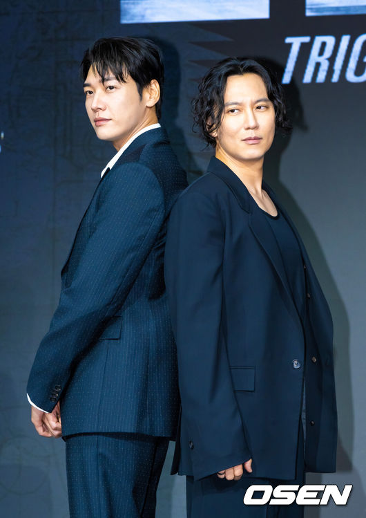 [OSEN=박준형 기자] 22일 서울 호텔 나루 서울 엠갤러리에서 넷플릭스 시리즈 '트리거' 제작발표회가 진행됐다.배우 김남길과 김영광, 길해연, 박훈이 출연하는 ‘트리거’는 총기 청정국으로 불리는 한국에서 갑자기 출처를 알 수 없는 불법 총기가 배달되기 시작하면서 벌어지는 이야기다.배우 김남길과 김영광이 포즈를 취하고 있다. 2025.07.22 / soul1014@osen.co.kr