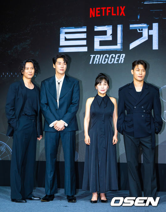 [OSEN=박준형 기자] 22일 서울 호텔 나루 서울 엠갤러리에서 넷플릭스 시리즈 '트리거' 제작발표회가 진행됐다.배우 김남길과 김영광, 길해연, 박훈이 출연하는 ‘트리거’는 총기 청정국으로 불리는 한국에서 갑자기 출처를 알 수 없는 불법 총기가 배달되기 시작하면서 벌어지는 이야기다.배우 김남길과 김영광, 길해연, 박훈이 포즈를 취하고 있다. 2025.07.22 / soul1014@osen.co.kr