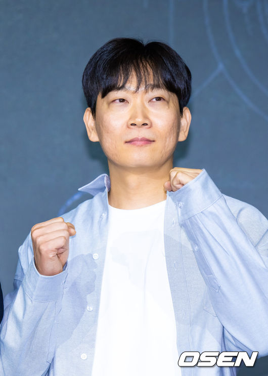 [OSEN=박준형 기자] 22일 서울 호텔 나루 서울 엠갤러리에서 넷플릭스 시리즈 '트리거' 제작발표회가 진행됐다.배우 김남길과 김영광, 길해연, 박훈이 출연하는 ‘트리거’는 총기 청정국으로 불리는 한국에서 갑자기 출처를 알 수 없는 불법 총기가 배달되기 시작하면서 벌어지는 이야기다.권오승 감독이 포즈를 취하고 있다. 2025.07.22 / soul1014@osen.co.kr