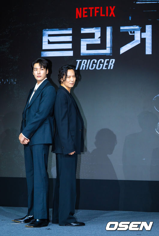 [OSEN=박준형 기자] 22일 서울 호텔 나루 서울 엠갤러리에서 넷플릭스 시리즈 '트리거' 제작발표회가 진행됐다.배우 김남길과 김영광, 길해연, 박훈이 출연하는 ‘트리거’는 총기 청정국으로 불리는 한국에서 갑자기 출처를 알 수 없는 불법 총기가 배달되기 시작하면서 벌어지는 이야기다.배우 김남길과 김영광이 포즈를 취하고 있다. 2025.07.22 / soul1014@osen.co.kr