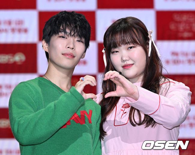 [OSEN=이대선 기자] 29일 오후 서울 상암동 MBC에서 KBS2 뮤직 토크쇼 ‘더 시즌즈-악뮤의 오날오밤’ 제작발표회가 열렸다.악뮤 이찬혁과 이수현이 포토타임을 가지고 있다. 2023.08.29 /sunday@osen.co.kr