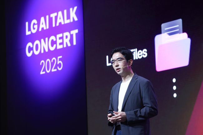 LG AI 토크 콘서트 2025에서 이홍락 LG AI연구원 공동 연구원장이 발표하고 있다. 