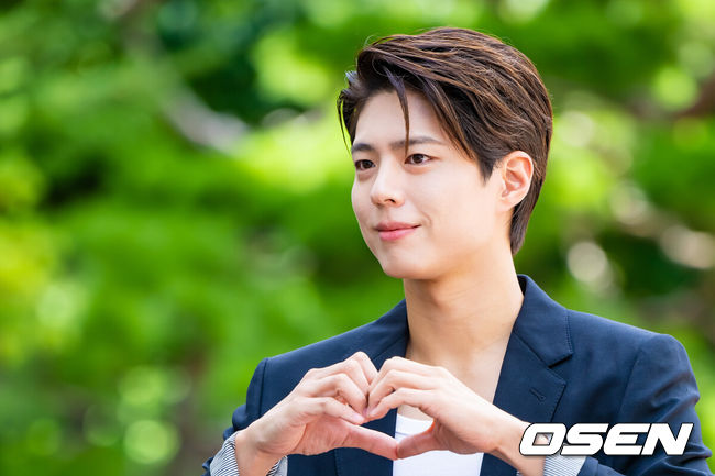 [OSEN=박준형 기자] 22일 오후 서울 여의도 KBS 신관에서 KBS 2TV '더 시즌즈 - 박보검의 칸타빌레' 녹화가 진행됐다.박보검은 드라마 ‘굿보이’와 심야 음악 프로그램 ‘더 시즌즈-박보검의 칸타빌레’ MC로 활약하며 활발한 활동을 이어가고 있다.박보검이 방송국으로 들어서고 있다.  2025.07.22 / soul1014@osen.co.kr