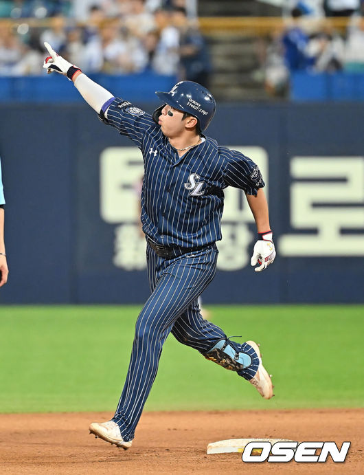 [OSEN=대구, 이석우 기자] 20일 대구삼성라이온즈파크에서 2025 신한 SOL 뱅크 KBO 리그 삼성 라이온즈와 키움 히어로즈의 경기가 열렸다. 홈팀 삼성은 후라도가, 방문팀 키움은 알칸타라가 선발 출전했다. 삼성 라이온즈 김영웅이 6회말 좌월 솔로 홈런을 치고 세리머니를 하고 있다. 2025.07.20 / foto0307@osen.co.kr