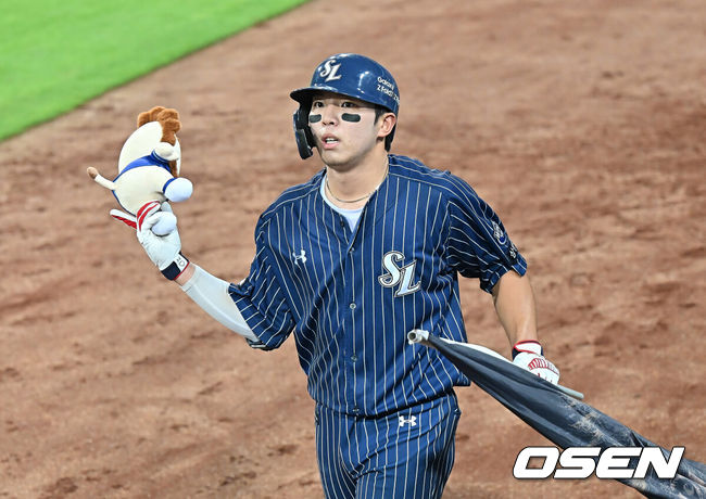 [OSEN=대구, 이석우 기자] 20일 대구삼성라이온즈파크에서 2025 신한 SOL 뱅크 KBO 리그 삼성 라이온즈와 키움 히어로즈의 경기가 열렸다. 홈팀 삼성은 후라도가, 방문팀 키움은 알칸타라가 선발 출전했다. 삼성 라이온즈 김영웅이 6회말 좌월 솔로 홈런을 치고 팬들에게 인형을 던져주고 있다. 2025.07.20 / foto0307@osen.co.kr