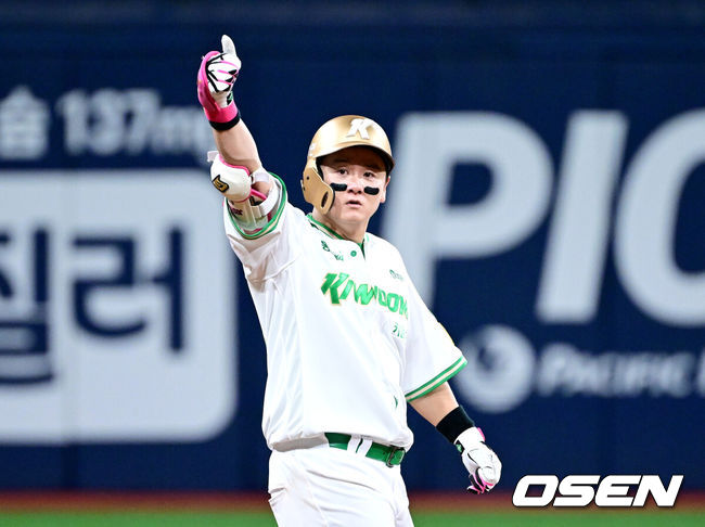 [OSEN=고척, 최규한 기자] 22일 오후 서울 고척스카이돔에서 ‘2025 신한 SOL Bank KBO리그’ 키움 히어로즈와 롯데 자이언츠의 경기가 열렸다.홈팀 키움은 라클란 웰스, 방문팀 롯데는 나균안을 선발로 내세웠다.7회말 1사 1, 2루 상황 키움 최주환이 우중간 2루타를 날리고 2루에 안착해 기뻐하고 있다. 2025.07.22 / dreamer@osen.co.kr