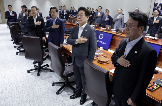 이재명 대통령이 22일 서울 용산 대통령실 청사에서 열린 국무회의에서 국기에 경례를 하고 있다. 대통령실통신사진기자단