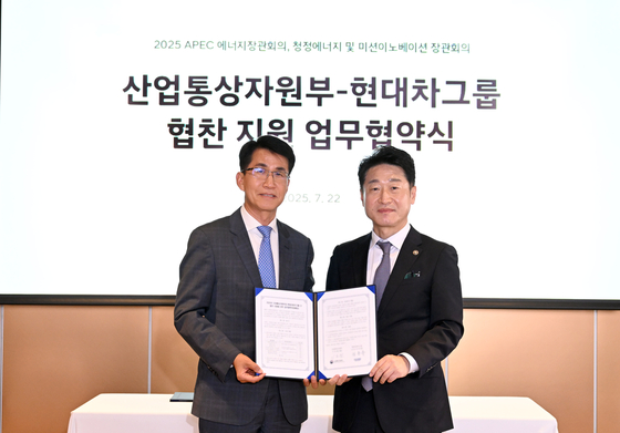 22일 경기 고양시 현대 모터스튜디오 고양에서 김동욱 현대차그룹 부사장(오른쪽)과 이호현 산업통상자원부 2차관이 업무협약을 맺은 뒤 기념 촬영을 하고 있다. 사진 현대차