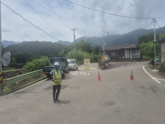 20일 오전 9시쯤 경남 산청군 산청읍 내리로 들어가는 길이 추가 산사태 우려에 통제되고 있다. 김민주 기자