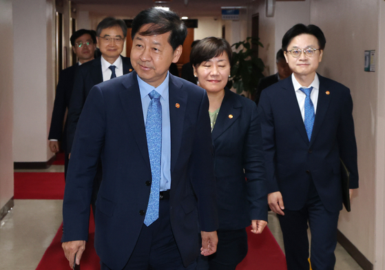 구윤철 경제부총리 겸 기획재정부 장관, 조현 외교부 장관, 송미령 농림축산식품부 장관, 김정관 산업통상자원부 장관 등이 22일 오전 서울 종로구 정부서울청사에서 미국 통상 협상을 앞두고 열린 대외경제장관회의에 참석하고 있다. 뉴스1