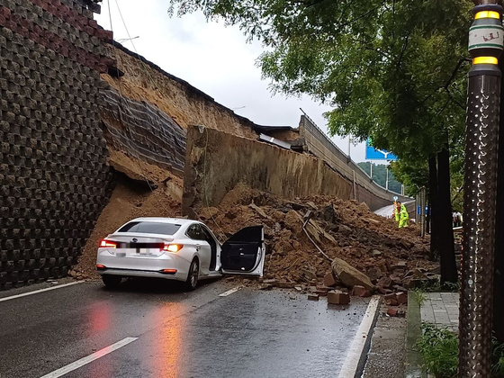 16일 오후 경기 오산시 가장교차로 고가도로 옹벽이 무너져 소방관들이 매몰된 차량 구조작업을 하고 있다. 사진 경기도소방재난본부 