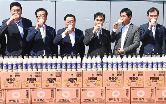 이장우 대전시장이 지난 9일 대전 중구 대전주조에서 열린 캐릭터 ‘꿈돌이’를 활용한 지역 전통주‘원x꿈돌이 막걸리’ 출시 행사에서 시음하고 있다. '원x꿈돌이 막걸리’는 대전기성농협이 유통하는 지역 쌀을 원료로 사용해 제조·생산된 제품으로, 병 라벨에는 꿈돌이 캐릭터가 적용돼 친근하고 독창적인 지역 정체성을 담아냈다. 제품은 11일부터 롯데백화점 대전점에서 구매할 수 있으며, 온라인 네이버스토어(술픽)에서도 순차적으로 판매를 시작할 예정이다. 뉴스1