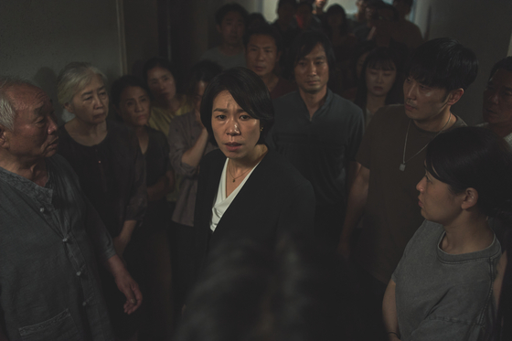 영화 '84제곱미터'의 은화(염혜란)는 아파트 입주자 대표이자 전직 검사다. 아파트 값이 떨어질 것을 우려해 층간소음 원인 규명에 소극적인 자세를 취한다. 사진 넷플릭스 