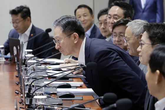 정성호 법무부 장관이 22일 서울 용산 대통령실 청사에서 열린 국무회의에 참석해 인사하고 있다. 2025.7.22 대통령실통신사진기자단