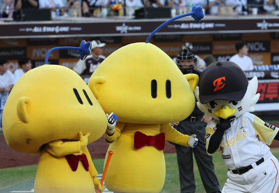 12일 오후 대전 한화생명볼파크에서 열린 '2025 신한 SOL Bank KBO 올스타전'에서 문현빈이 퍼포먼스를 선보이고 있다. 뉴스1