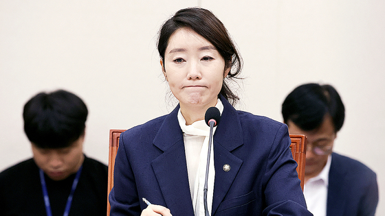  강선우 여성가족부 장관 후보자가 14일 국회 여성가족위원회에서 열린 인사청문회에서 의원들의 질의를 듣고 있다. 이날 강 후보자는 보좌진 갑질 논란 등 자신을 둘러싼 의혹에 대해 “그 논란 속에서 상처를 받았을 보좌관들께 심심한 사과를 드린다”고 말했다. 임현동 기자