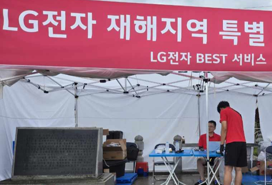 19일 충청남도 아산 염치읍 강청리 수해 현장에 지원 나온 LG전자 서비스 매니저가 수해 피해 가구를 직접 방문해 침수 제품을 점검 및 수리하고 있다. LG전자 