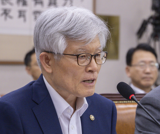 최동석 인사혁신처장이 22일 국회에서 열린 국회 법제사법위원회 전체 회의에 출석해 의원 질의에 답하고 있다. [연합뉴스]