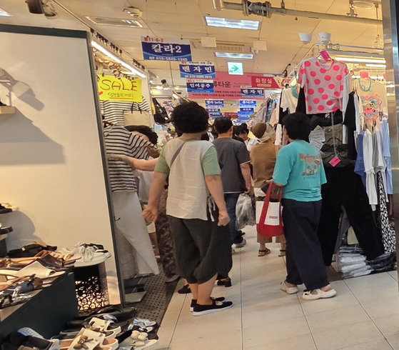 지난 18일 무더위 속에 에어컨이 가동되는 대구 서문시장 의류 매장에 손님들의 발길이 이어지고 있다. 대구=김성탁 기자