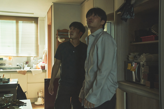 영화 '84제곱미터'의 우성(강하늘)은 윗층에 사는 프리랜서 기자 진호(서현우)와 함께 층간소음의 정체를 파헤친다. 사진 넷플릭스              