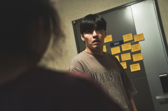 영화 '84제곱미터'의 주인공 우성(강하늘)은 영끌로 어렵게 서울 아파트를 장만하지만, 정체불명의 층간소음에 시달리며 피폐해간다. 사진 넷플릭스