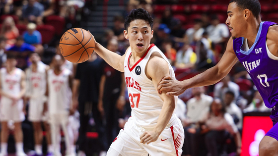 시카고 불스와 투-웨이 계약을 맺은 가와무라(왼쪽). 사진 NBA