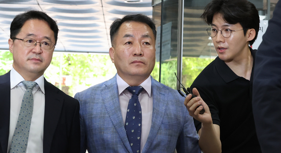 윤석열 전 대통령 격노설'에 대한 위증 혐의를 받는 김계환 전 해병대사령관이 22일 오전 서울중앙지방법원에서 열린 영장실질심사(구속 전 피의자 심문)에 출석하고 있다. 뉴스1