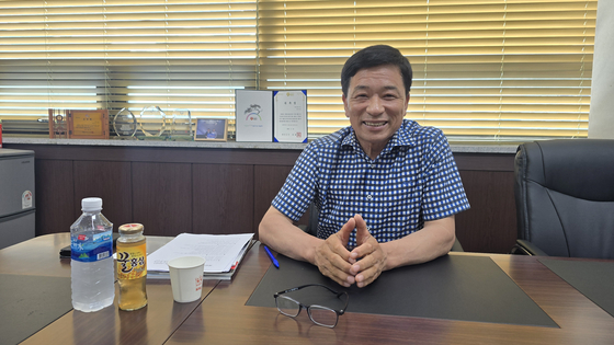 충남 태안신협 문기석 이사장이 지난 22일 오후 중앙일보와의 인터뷰에서 35년간 이어온 기부 활동에 대해 설명하고 있다. 신진호 기자